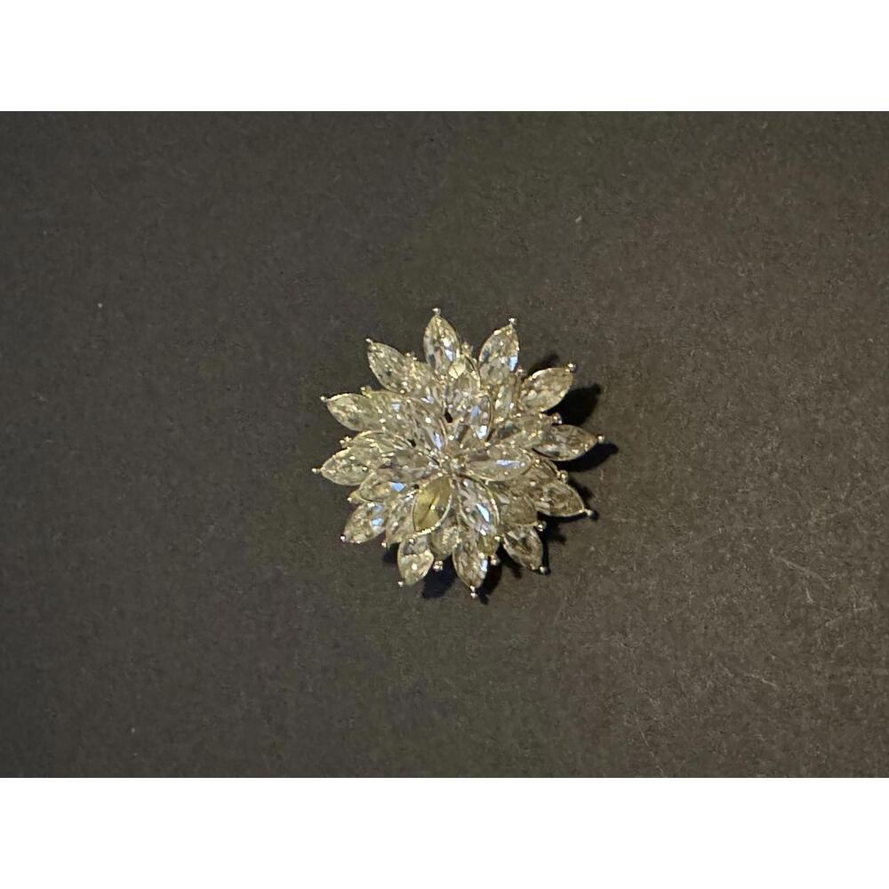 Stunning Vintage Floral Brooch with Clear Stones